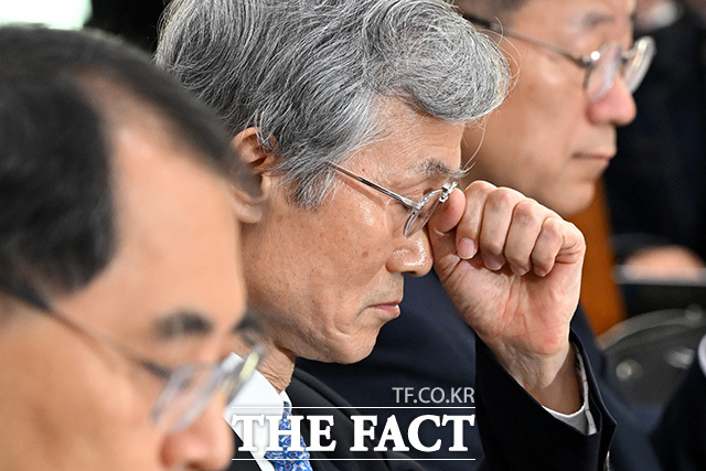 대법원 등에 대한 국정감사에 출석해 생각에 잠긴 조 대법원장(가운데).