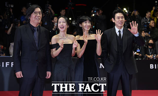 이창동 감독과 배우 조여정, 전도연, 설경구(왼쪽부터)가 6일 오후 부산 해운대구 영화의전당에서 열린 '제31회 부산국제영화제(BIFF)'에 참석해 레드카펫을 밟고 있다. /부산=박헌우 기자