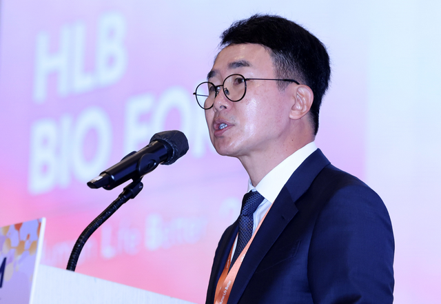 진양곤 HLB 회장이 2024년 5월 23일 서울 송파구 소피텔 앰배서더 서울에서 열린 '제2회 2024 HLB 바이오포럼'에서 개회사를 하고 있다. /뉴시스