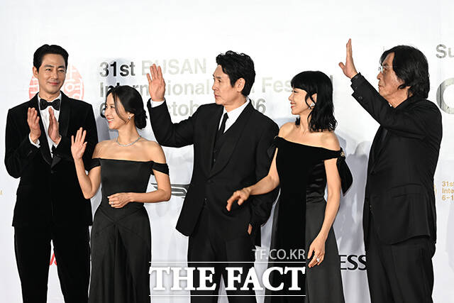 배우 조인성과 조여정, 설경구, 전도연, 이창동 감독(왼쪽부터)이 6일 오후 부산 해운대구 영화의전당에서 열린 '제31회 부산국제영화제(BIFF)' 개막식에 참석해 레드카펫을 밟고 있다. /부산=김성렬 기자