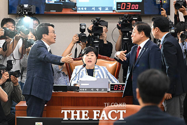 김의겸 여당 간사와 서영교 법사위원장, 박형수 야당 간사, 곽규택 국민의힘 의원(왼쪽부터)이 6일 오전 서울 여의도 국회 법제사법위원회에서 열린 대법원 등에 대한 국정감사에서 언쟁을 하고 있다. /국회=남용희 기자