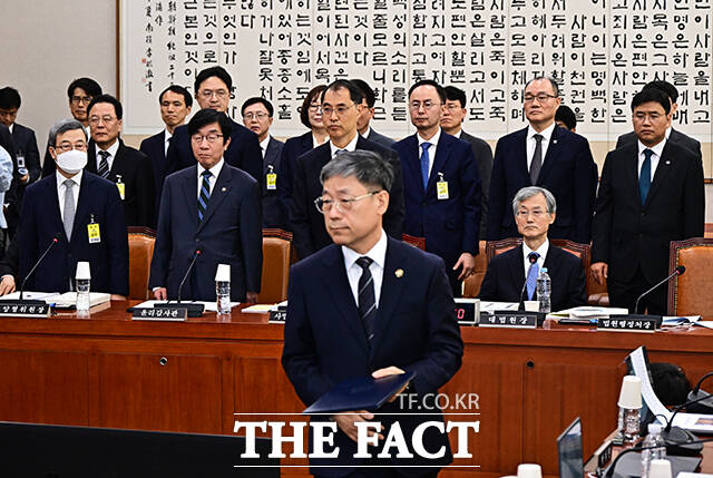 조희대 대법원장이 6일 오전 서울 여의도 국회 법제사법위원회에서 열린 대법원 등에 대한 국정감사에 출석해 인사말을 하고 있다.