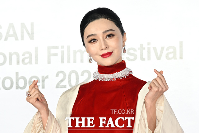 배우 판빙빙이 6일 오후 부산 해운대구 영화의전당에서 열린 '제31회 부산국제영화제(BIFF)' 개막식에 참석해 레드카펫을 밟고 있다. /부산=김성렬 기자