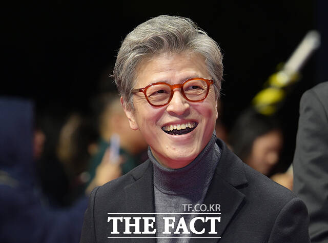 홍상수 감독의 신작 '눈 둘 데가 없네'의 배우 박미소와 권해효, 신석호(왼쪽부터)가 6일 오후 부산 해운대구 영화의전당에서 열린 '제31회 부산국제영화제(BIFF)'에 참석해 레드카펫을 밟고 있다. /부산=박헌우 기자
