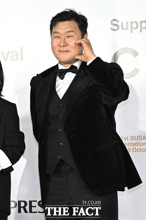 배우 윤경호가 6일 오후 부산 해운대구 영화의전당에서 열린 '제31회 부산국제영화제(BIFF)' 개막식에 참석해 레드카펫을 밟고 있다. /부산=김성렬 기자