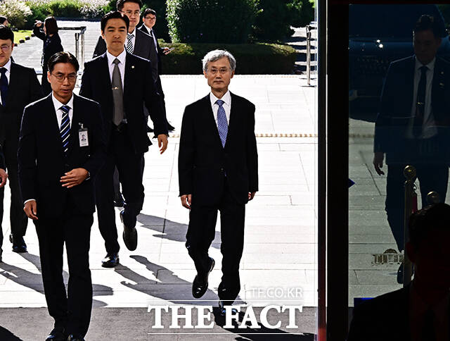 조희대 대법원장이 6일 오전 서울 여의도 국회 법제사법위원회에서 열리는 대법원에 대한 국정감사에 출석하기 위해 이동하고 있다. /국회=배정한 기자