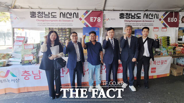 서산시 미국 LA 출장단이 현지시각 1일 LA 한인축제 판촉전 홍보 부스 앞에서 기념촬영을 하고 있다.