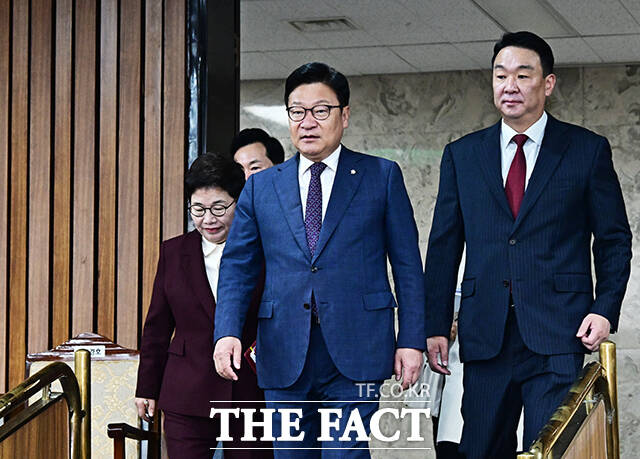정점식 국민의힘 원내대표(가운데)가 6일 오전 서울 여의도 국회에서 열린 국정감사대책회의에 참석해 모두발언을 하고 있다. /국회=배정한 기자