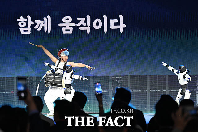 마크 레이버트 보스턴다이내믹스 창립자가 기조연설을 하고 있다.