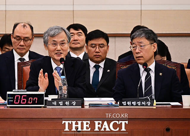 조희대 대법원장이 6일 오전 서울 여의도 국회 법제사법위원회에서 열린 대법원 등에 대한 국정감사에 출석해 질의에 답변을 하고 있다. /국회=배정한 기자