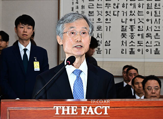 조희대 대법원장이 6일 오전 서울 여의도 국회 법제사법위원회에서 열린 대법원 등에 대한 국정감사에 출석해 인사말을 하고 있다.