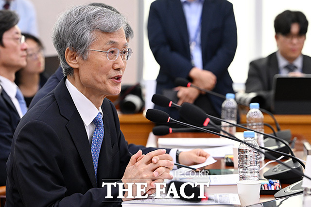 대법원 등에 대한 국정감사에 출석해 생각에 잠긴 조 대법원장(가운데).