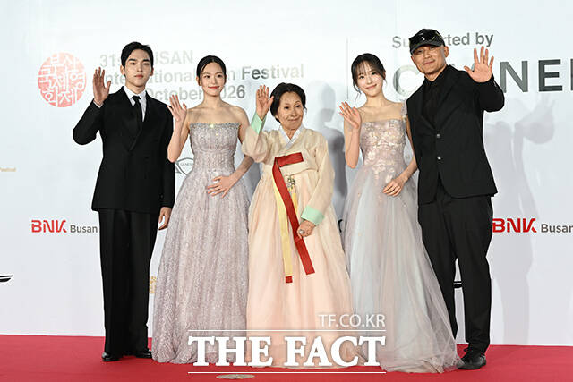배우 문성현과 최주은, 김혜자, 박서경, 송일곤 감독(왼쪽부터)이 6일 오후 부산 해운대구 영화의전당에서 열린 '제31회 부산국제영화제(BIFF)' 개막식에 참석해 레드카펫을 밟고 있다. /부산=김성렬 기자