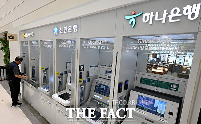 신한은행, KB국민은행, 하나은행 등 금융회사 7곳에서 인공지능(AI) 해킹 공격으로 고객 정보가 유출된 가운데 6일 오전 시민들이 서울 시내 시중은행의 현금자동입출금기를 사용하고 있다. /박상민 기자