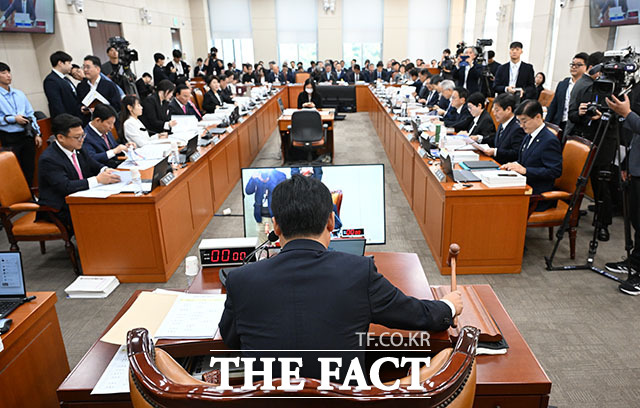 윤호중 행정안정부 장관이 6일 오전 서울 여의도 국회에서 열린 행정안전위원회 국정감사에서 증인 선서를 하고 있다. /국회=서예원 기자
