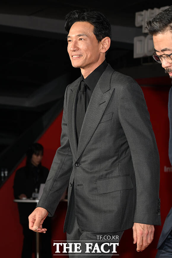 배우 황정민이 6일 오후 부산 해운대구 영화의전당에서 열린 '제31회 부산국제영화제(BIFF)' 개막식에 참석해 레드카펫을 밟고 있다. /부산=김성렬 기자