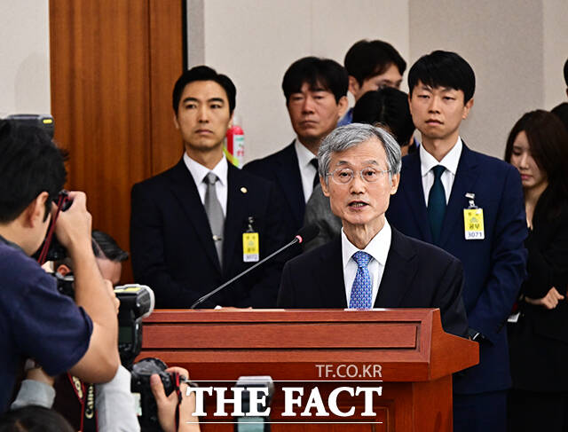 조희대 대법원장이 6일 오전 서울 여의도 국회 법제사법위원회에서 열린 대법원 등에 대한 국정감사에 출석해 인사말을 하고 있다.