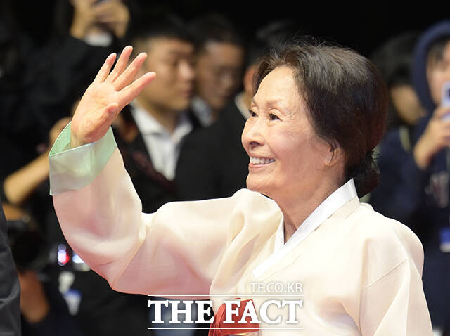 배우 김혜자가 6일 오후 부산 해운대구 영화의전당에서 열린 '제31회 부산국제영화제(BIFF)'에 참석해 레드카펫을 밟고 있다. /부산=박헌우 기자
