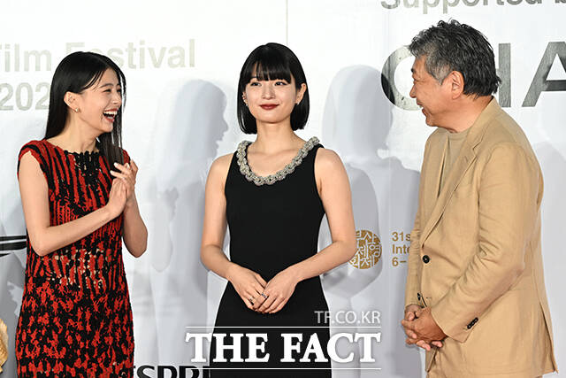 고레에다 히로카즈 감독(오른쪽)을 비롯한 영화 룩백의 주연 배우들이 6일 오후 부산 해운대구 영화의전당에서 열린 '제31회 부산국제영화제(BIFF)' 개막식에 참석해 레드카펫을 밟고 있다. /부산=김성렬 기자