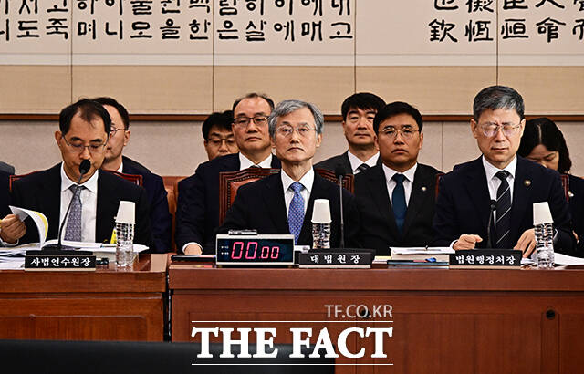 조희대 대법원장이 6일 오전 서울 여의도 국회 법제사법위원회에서 열린 대법원 등에 대한 국정감사에 출석해 인사말을 하고 있다.