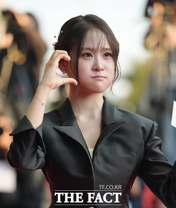 가수 김다현이 6일 오후 부산 해운대구 영화의전당에서 열린 '제31회 부산국제영화제(BIFF)'에 참석해 레드카펫을 밟고 있다. /부산=박헌우 기자