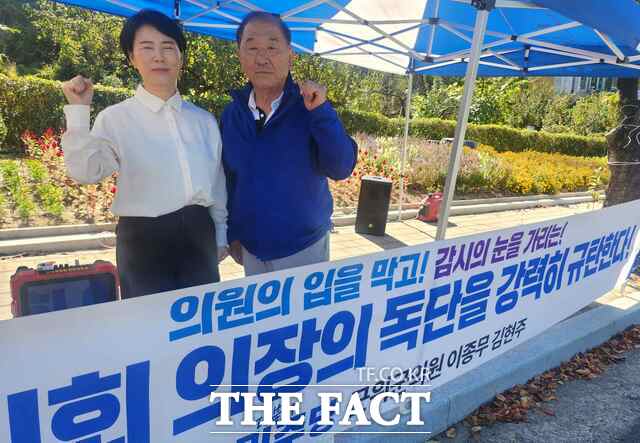 더불어민주당 소속 군위군의회 김현주(왼쪽)·이종무(오른쪽) 의원이 6일 군위군청 앞에 천막을 설치하고 의정활동 제약에 항의하는 농성에 돌입한 가운데 손을 들어 결의를 다지고 있다. 두 의원은 김 의원의 5분 자유발언 무산과 이 의원의 행정사무감사 자료 제출 문제 등을 제기하며 의정활동 보장을 촉구하고 있다. /정창구 기자