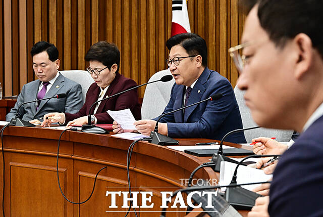 정점식 국민의힘 원내대표(가운데)가 6일 오전 서울 여의도 국회에서 열린 국정감사대책회의에 참석해 모두발언을 하고 있다. /국회=배정한 기자