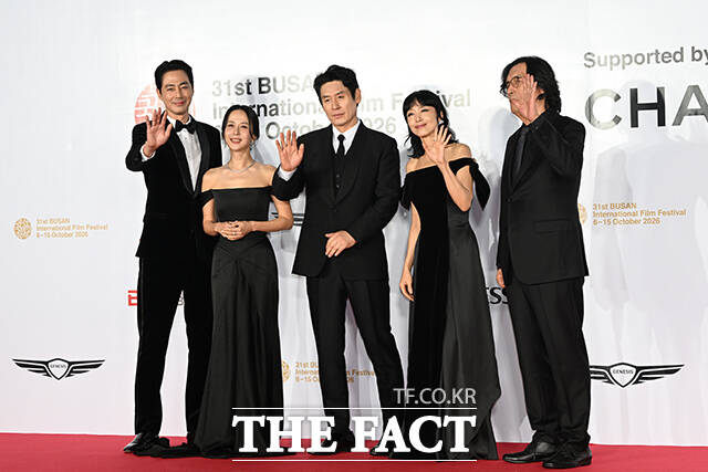 배우 조인성과 조여정, 설경구, 전도연, 이창동 감독(왼쪽부터)이 6일 오후 부산 해운대구 영화의전당에서 열린 '제31회 부산국제영화제(BIFF)' 개막식에 참석해 레드카펫을 밟고 있다. /부산=김성렬 기자