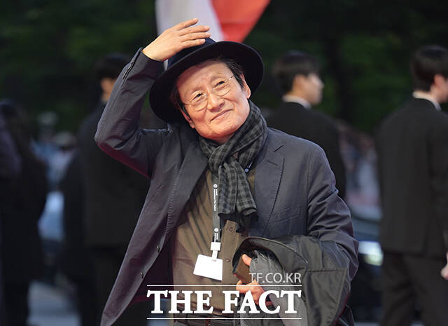 배우 문성근이 6일 오후 부산 해운대구 영화의전당에서 열린 '제31회 부산국제영화제(BIFF)'에 참석해 레드카펫을 밟고 있다. /부산=박헌우 기자