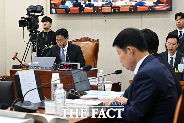 윤호중 행정안정부 장관이 6일 오전 서울 여의도 국회에서 열린 행정안전위원회 국정감사에서 증인 선서를 하고 있다. /국회=서예원 기자