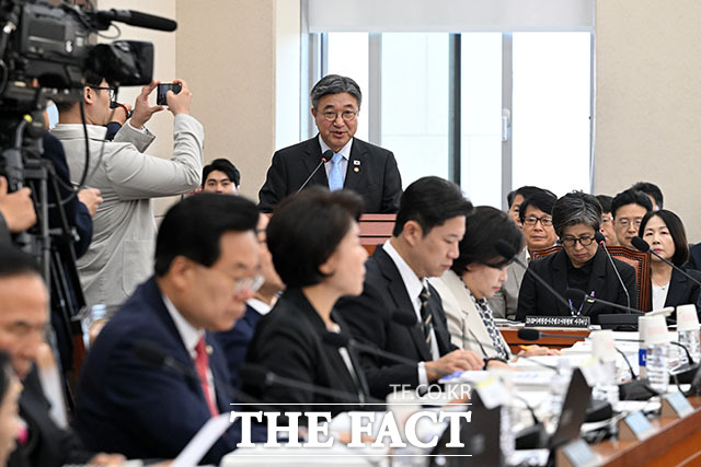 윤호중 행정안정부 장관이 6일 오전 서울 여의도 국회에서 열린 행정안전위원회 국정감사에서 증인 선서를 하고 있다. /국회=서예원 기자