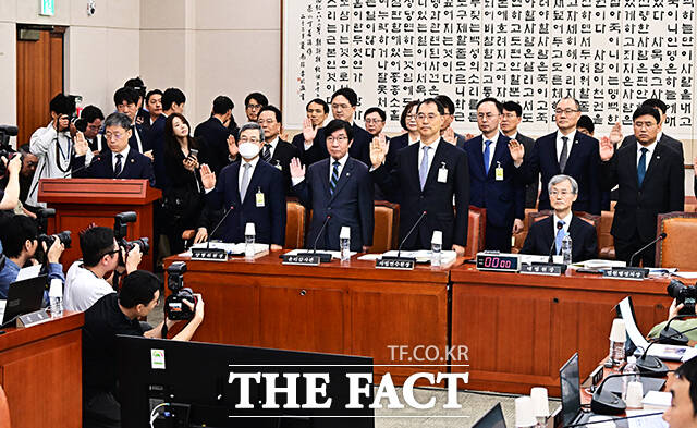 조희대 대법원장이 6일 오전 서울 여의도 국회 법제사법위원회에서 열린 대법원 등에 대한 국정감사에 출석해 인사말을 하고 있다.