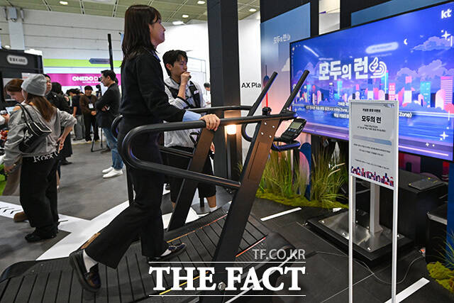 'AI 페스타 26'이 6일 오전 서울 강남구 코엑스에서 개막한 가운데, KT 부스를 찾은 방문객이 AR 게임을 체험하고 있다. /송호영 기자