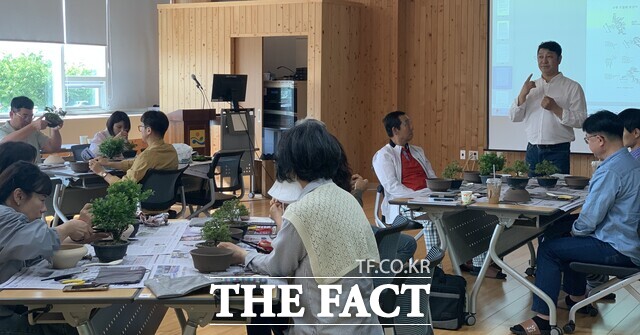전남광주시 산림연구원은 임업인과 예비 임업인 등이 재배·관리 현장에서 활용할 기술을 익히도록 접·삽목, 조경수 전정, 분재 제작·관리 등 실습 중심 전문교육을 운영한다. /전남광주시