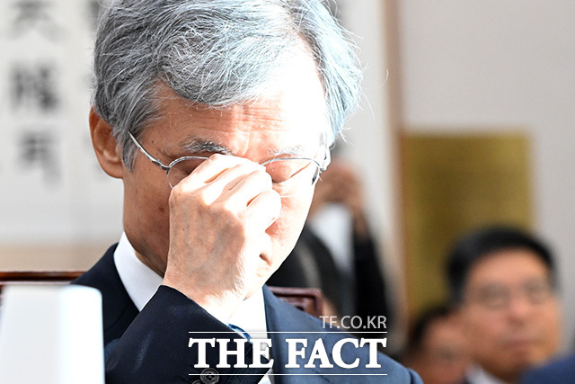 대법원 등에 대한 국정감사에 출석해 생각에 잠긴 조 대법원장(가운데).