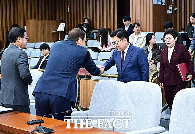 정점식 국민의힘 원내대표(가운데)가 6일 오전 서울 여의도 국회에서 열린 국정감사대책회의에 참석해 모두발언을 하고 있다. /국회=배정한 기자