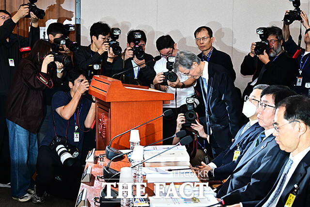 조희대 대법원장이 6일 오전 서울 여의도 국회 법제사법위원회에서 열린 대법원 등에 대한 국정감사에 출석해 인사말을 하고 있다.