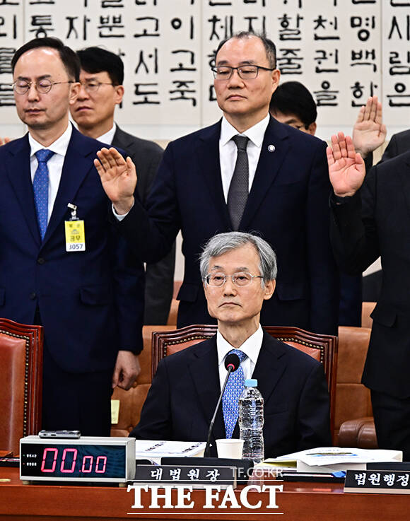 조희대 대법원장이 6일 오전 서울 여의도 국회 법제사법위원회에서 열린 대법원 등에 대한 국정감사에 출석해 인사말을 하고 있다.