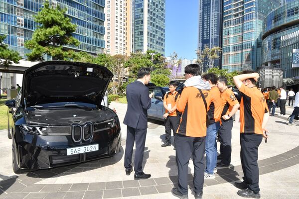 BMW 그룹 코리아가 한국교통안전공단 자동차안전연구원과 부산광역시소방재난본부가 개최한 '소방대원 전기차 안전구조 세미나'에 교육용 실습 차량을 지원했다. / BMW 그룹 코리아