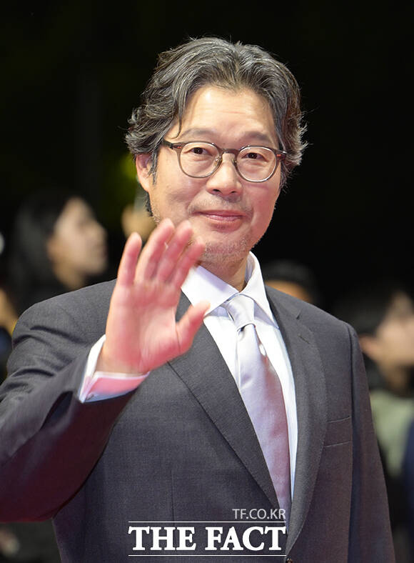 배우 유재명(왼쪽)과 류현경이 6일 오후 부산 해운대구 영화의전당에서 열린 '제31회 부산국제영화제(BIFF)'에 참석해 레드카펫을 밟고 있다. /부산=박헌우 기자