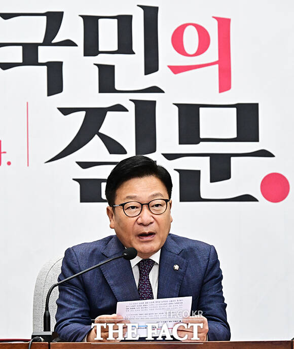정점식 국민의힘 원내대표(가운데)가 6일 오전 서울 여의도 국회에서 열린 국정감사대책회의에 참석해 모두발언을 하고 있다. /국회=배정한 기자