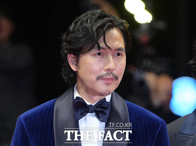 배우 우도환과 정우성, 현빈(왼쪽부터)이 6일 오후 부산 해운대구 영화의전당에서 열린 '제31회 부산국제영화제(BIFF)'에 참석해 레드카펫을 밟고 있다. /부산=박헌우 기자