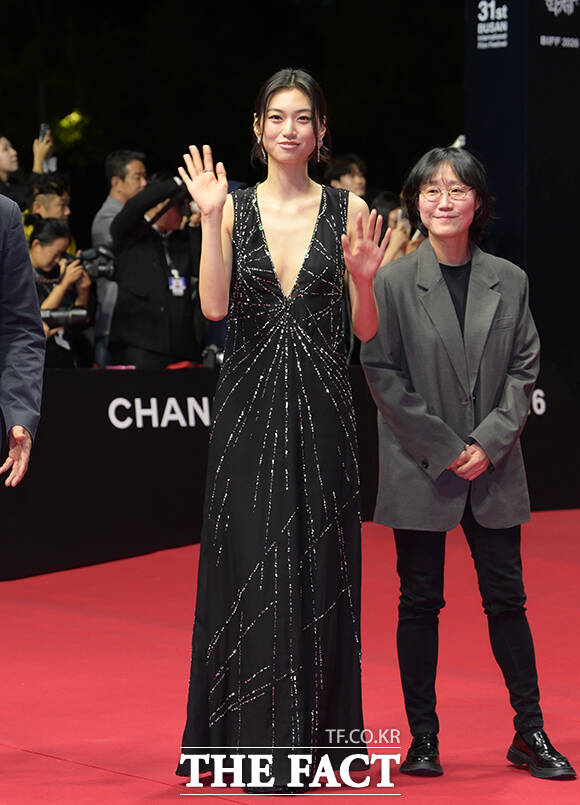 배우 김도연(왼쪽)이 6일 오후 부산 해운대구 영화의전당에서 열린 '제31회 부산국제영화제(BIFF)'에 참석해 레드카펫을 밟고 있다. /부산=박헌우 기자
