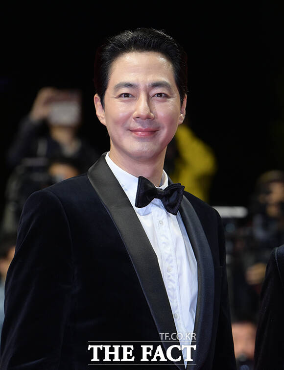 배우 조인성과 음문석, 나홍진 감독, 배우 황정민(왼쪽부터)이 6일 오후 부산 해운대구 영화의전당에서 열린 '제31회 부산국제영화제(BIFF)'에 참석해 레드카펫을 밟고 있다. /부산=박헌우 기자