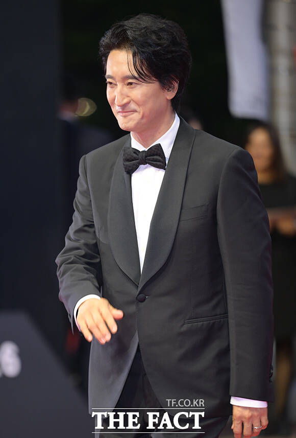 배우 신현준이 6일 오후 부산 해운대구 영화의전당에서 열린 '제31회 부산국제영화제(BIFF)'에 참석해 레드카펫을 밟고 있다. /부산=박헌우 기자