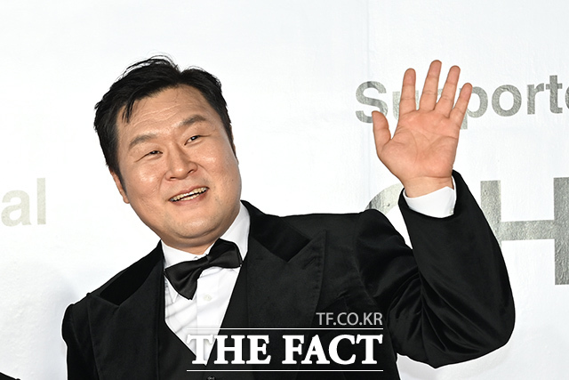 배우 윤경호가 6일 오후 부산 해운대구 영화의전당에서 열린 '제31회 부산국제영화제(BIFF)' 개막식에 참석해 레드카펫을 밟고 있다. /부산=김성렬 기자
