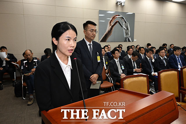 최주희 티빙 대표가 과학기술정보방송통신위원회 국정 감사에 참석해 생각에 잠겨 있다. /국회=서예원 기자