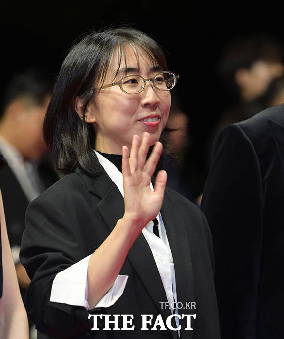 배우 이희준과 김민하, 김다민 감독, 배우 윤경호(왼쪽부터)가 6일 오후 부산 해운대구 영화의전당에서 열린 '제31회 부산국제영화제(BIFF)'에 참석해 레드카펫을 밟고 있다. /부산=박헌우 기자