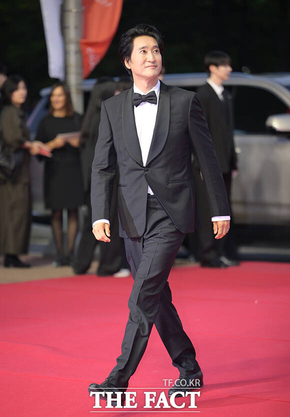 배우 신현준이 6일 오후 부산 해운대구 영화의전당에서 열린 '제31회 부산국제영화제(BIFF)'에 참석해 레드카펫을 밟고 있다. /부산=박헌우 기자
