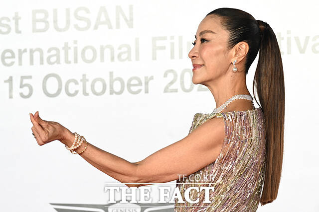 배우 양자경이 6일 오후 부산 해운대구 영화의전당에서 열린 '제31회 부산국제영화제(BIFF)' 개막식에 참석해 레드카펫을 밟고 있다. /부산=김성렬 기자